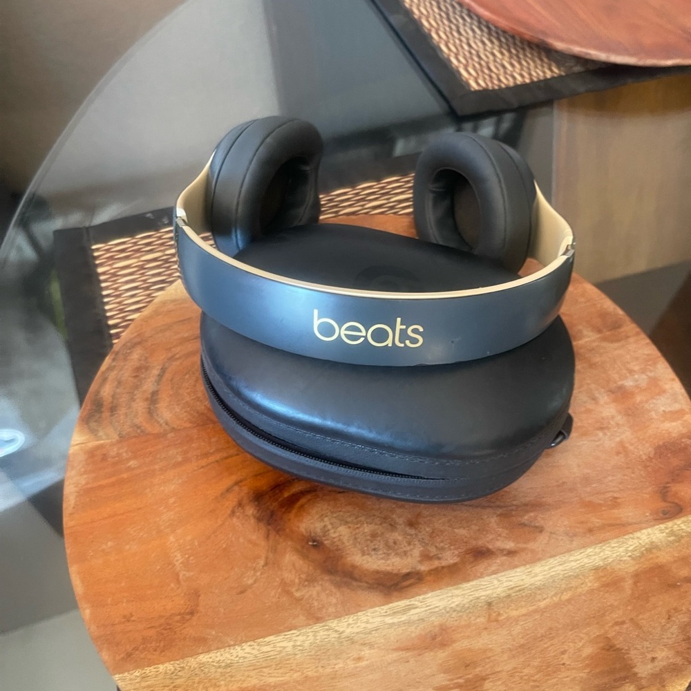 Beats Studio 3 Wireless Headphones - Picture 2 of 8